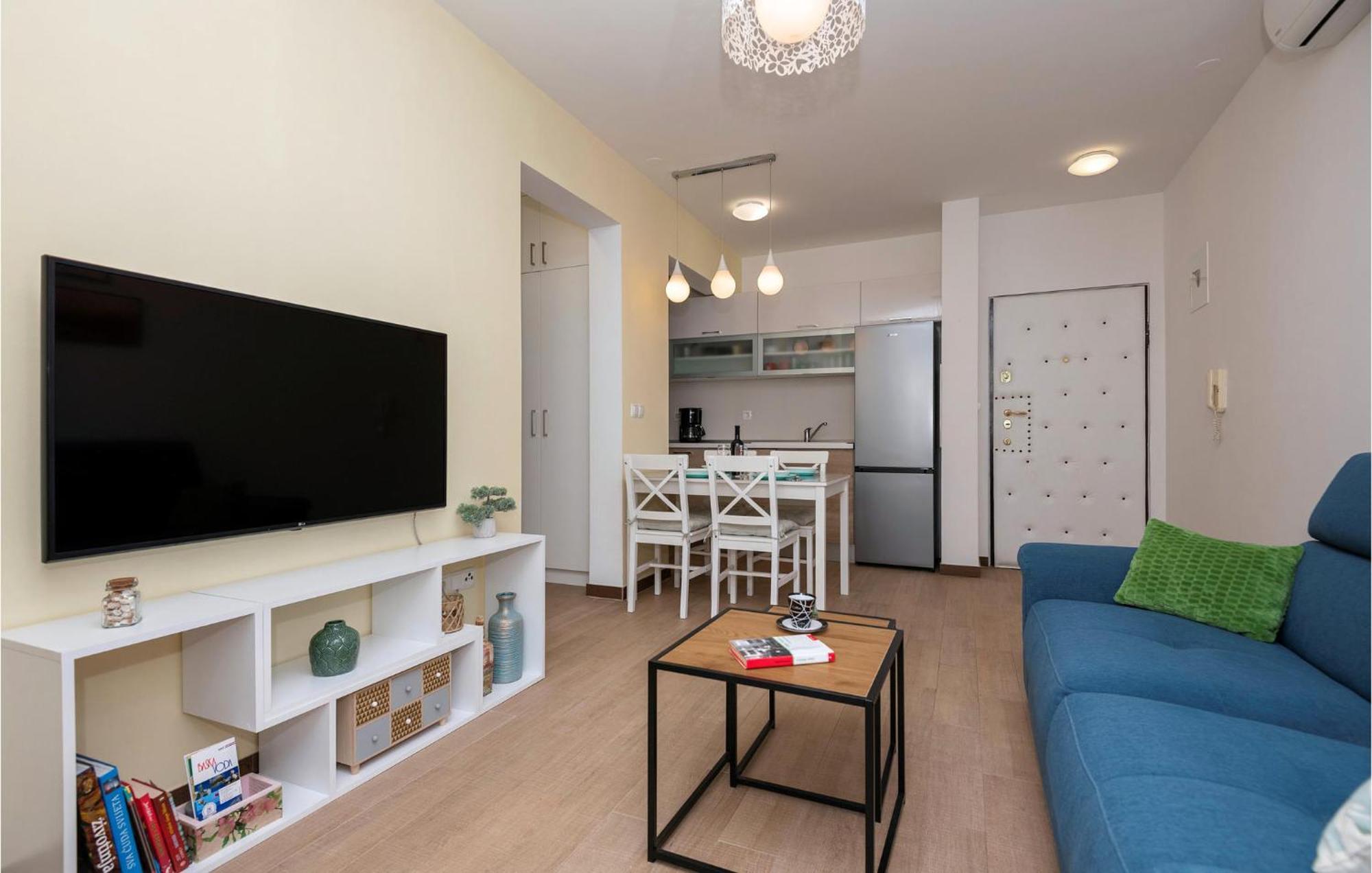 1 Bedroom Beautiful Apartment In Baška Voda Exteriör bild