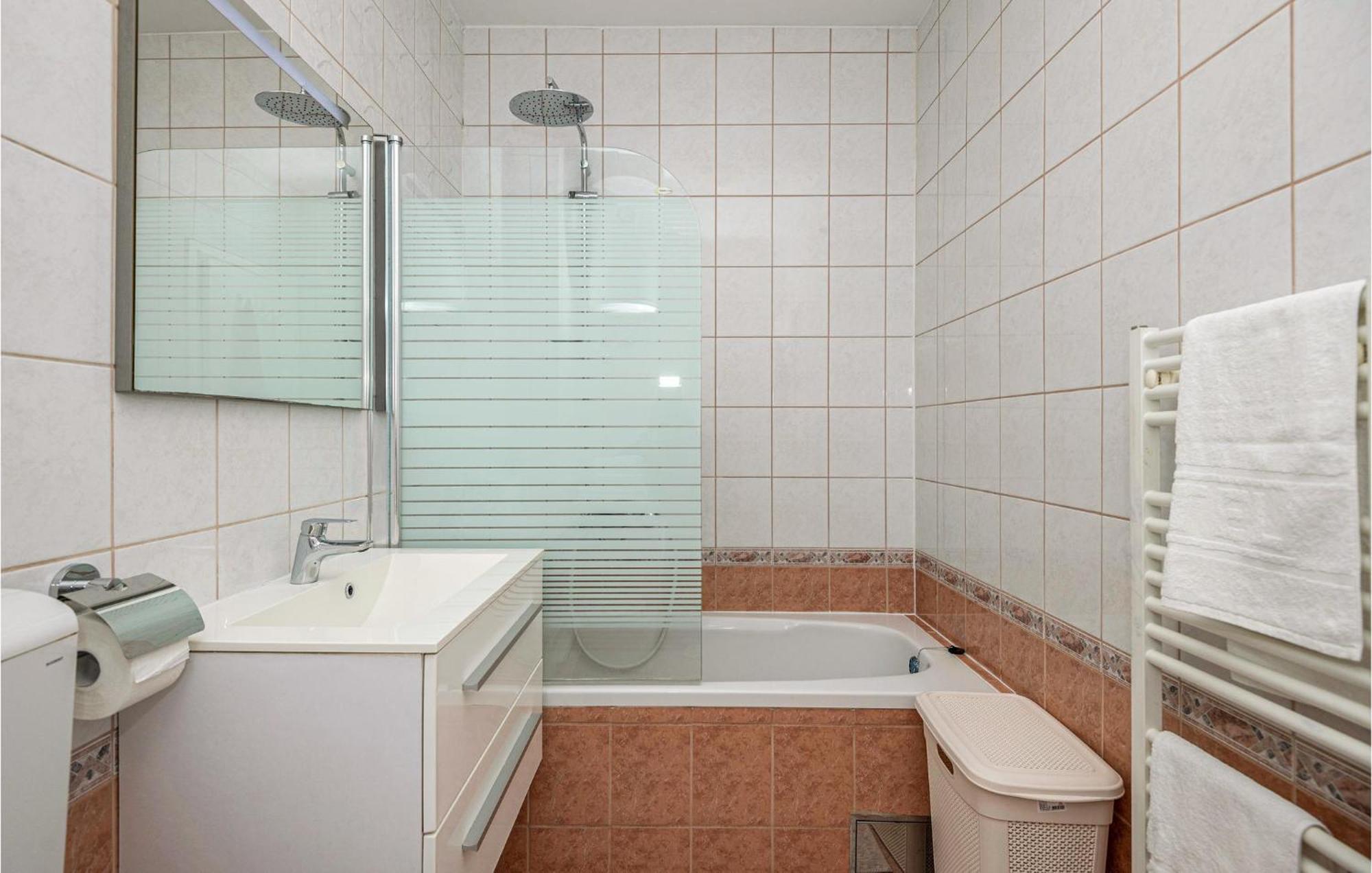 1 Bedroom Beautiful Apartment In Baška Voda Exteriör bild