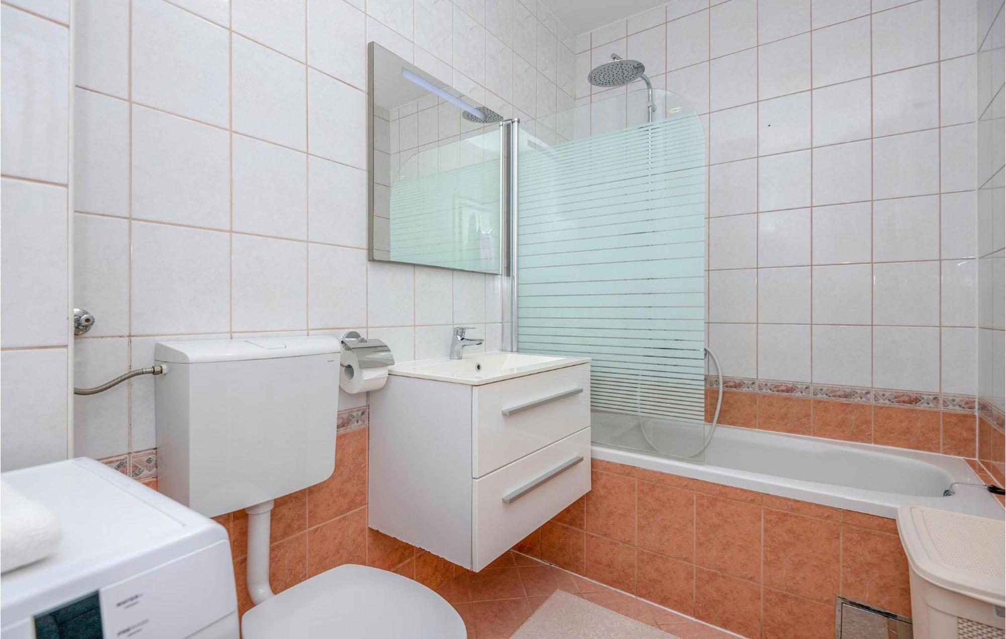 1 Bedroom Beautiful Apartment In Baška Voda Exteriör bild