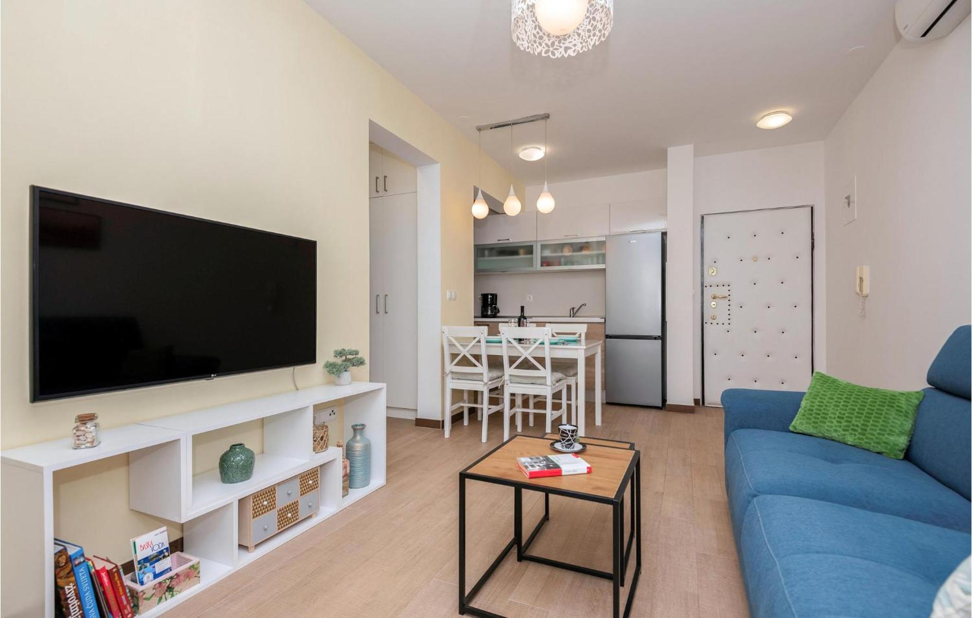 1 Bedroom Beautiful Apartment In Baška Voda Exteriör bild